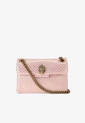 Borsa a tracolla rosa con tracolla a catena dorata, coperta da piccoli cristalli, con fermaglio dorato ornato a forma di mano decorativa.