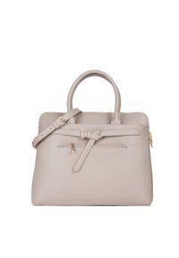 Beige læder tote taske med dobbelte håndtag og en aftagelig skulderrem. Har en front lynlås lomme og guldfarvet hardware. Glat tekstur.