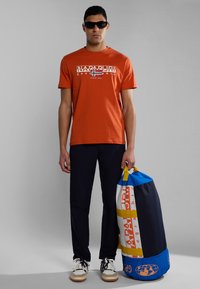 Napapijri S-AYLMER - Camiseta estampada - orange burnt