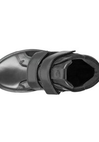 Scarpa in pelle nera con due cinturini in velcro, punta arrotondata e rivestimento interno texturizzato. Presenta sezioni lisce e opache in tutta la calzatura.