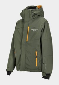 Grön utomhusjacka i texturerat tyg. Har huva, fickor med dragkedja i orange detaljer och en logotyp på bröstet.