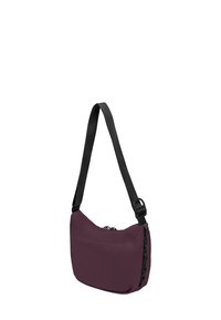 Lila Nyltaschen mit einer gebogenen Form, verstellbarem schwarzen Riemen, Reißverschlussverschluss und strukturierten Details an der Seite.