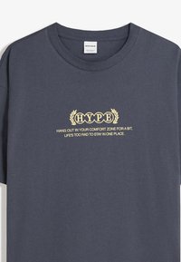 Bershka SHORT SLEEVE - Nyomott mintás póló - dark blue