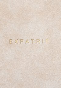 Ljust beige texturerad bakgrund med det präglande ordet "EXPATRIÉ" i gyllene bokstäver, centralt placerat för tydlig synlighet.