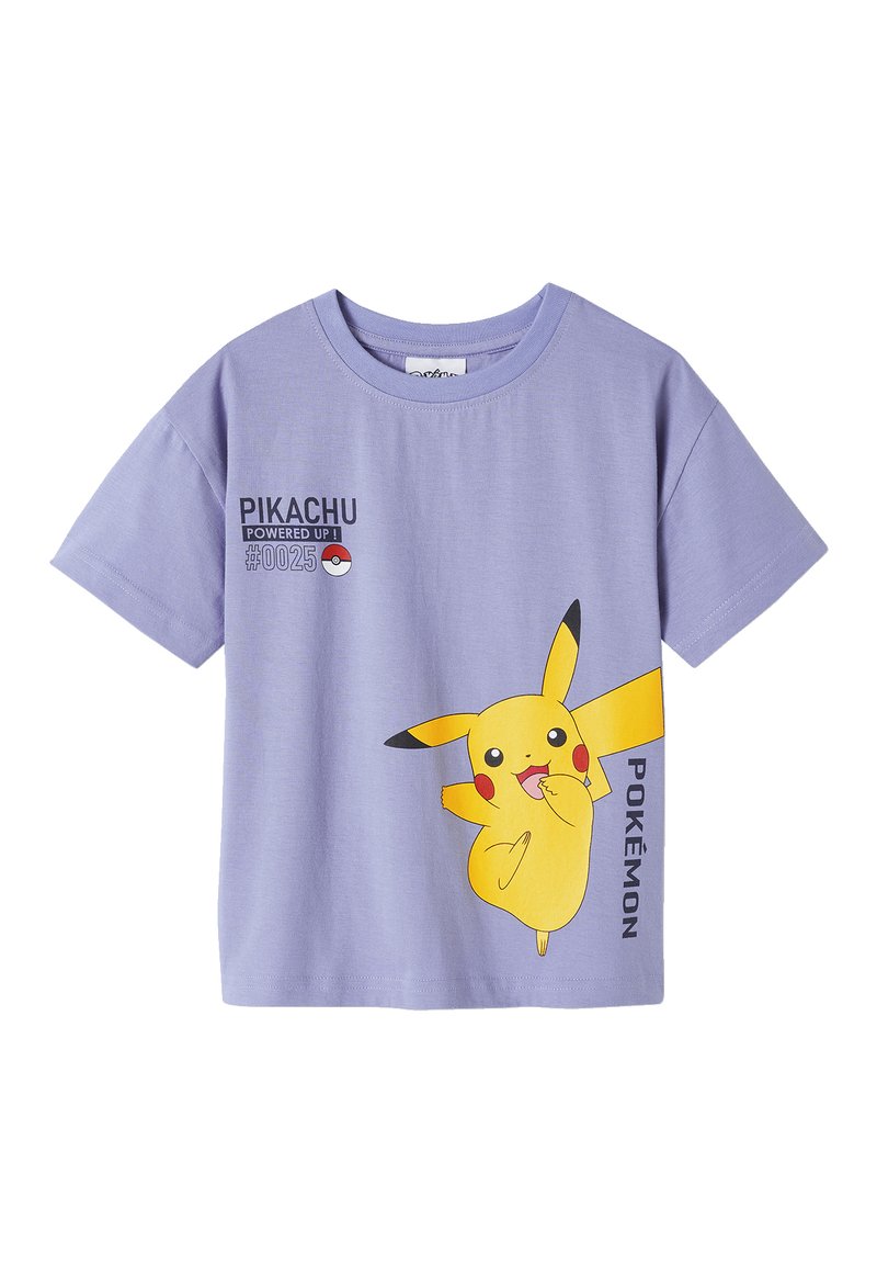 Lila Baumwoll-T-Shirt mit großem gelben Pikachu-Graphic, auf der Vorderseite mit dem Text "Pikachu Powered Up" und "#0025" in fetter Schrift.