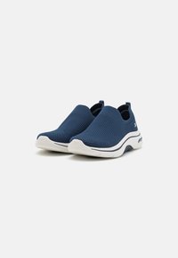 Skechers Performance GO WALK ARCH FIT 2.0 SLIP ON - Zapatillas para caminar - navy/white