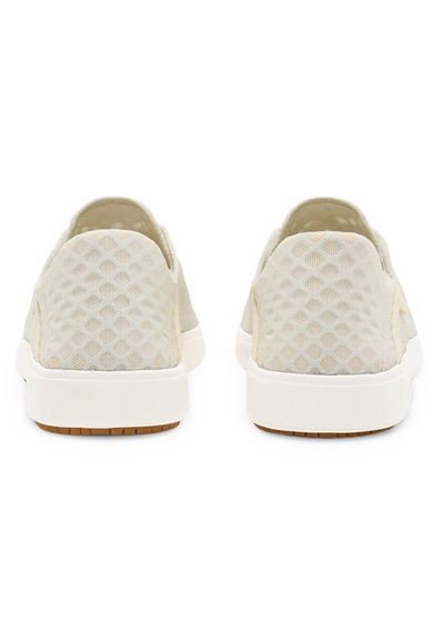 Lichtbeige sneakers met een gestructureerde mesh bovenkant, solide witte rubberen zolen en een ruitenpatroon op het hakgebied.