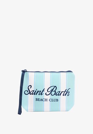 Kleine rechthoekige ritszak met blauw-witte verticale strepen en "Saint Barth Beach Club" in donkerblauw gedrukt aan de voorkant.