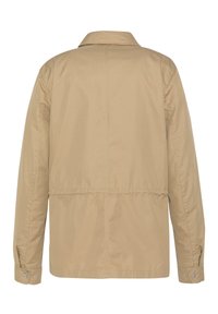 Lysbeige jakke med krave, elastisk talje og knaplukket manchetter. Glat stof med en ensartet tekstur, der har enkle syninger.