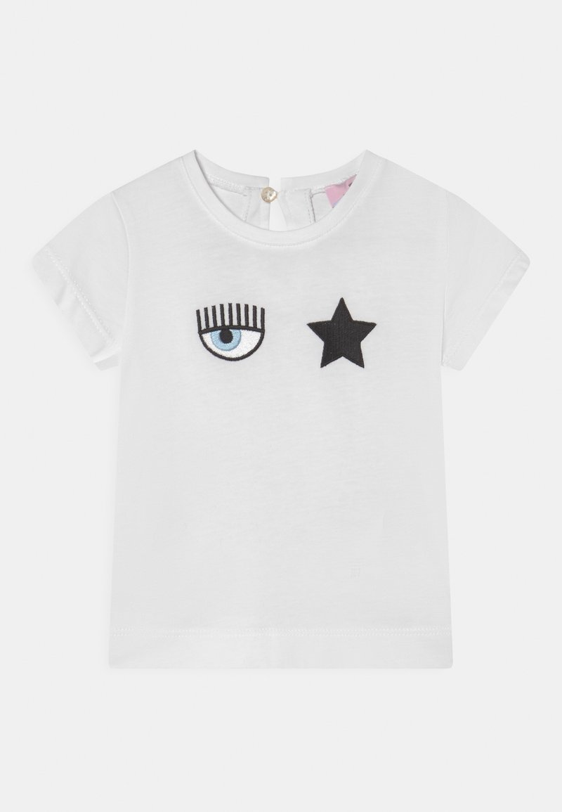 Maglietta bianca a maniche corte per bambino con occhio blu ricamato e stella nera sul petto, chiusura con bottoni sul retro del collo.
