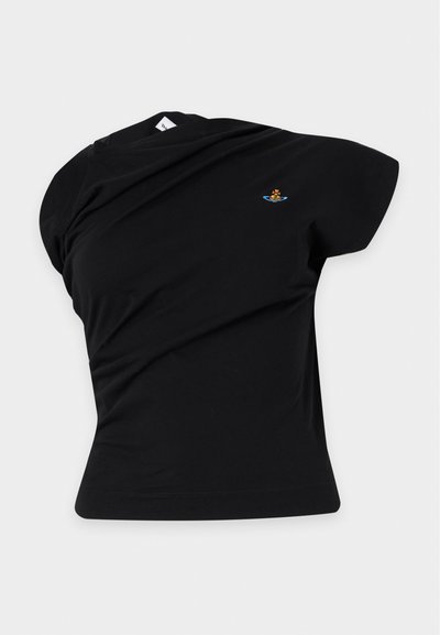 Μαύρο ασύμμετρο t-shirt με κοντό μανίκι και ένα μικρό, πολύχρωμο κεντημένο λογότυπο στο αριστερό στήθος, τοποθετημένο σε απλό ανοιχτό φόντο.
