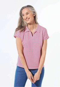 Korte mouwen, blouse met kraag in een roze en witte geometrische patroon. Gemaakt van lichte stof, met een losse pasvorm en een gladde textuur.