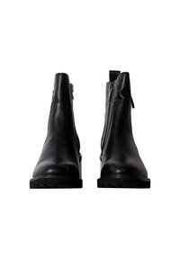 Botas de tobillo de cuero negro con un acabado liso, cremalleras laterales y suelas de goma. Cuenta con un tirador en la parte trasera para facilitar su uso.