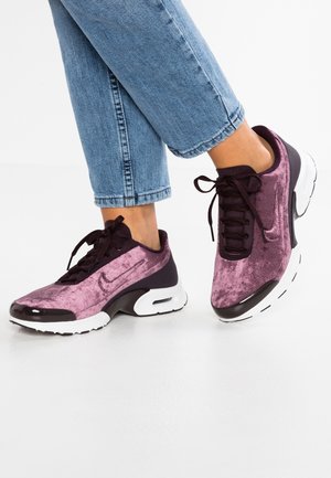 Nike-kengät, joissa on violetti teksturoitu päällinen tummilla yksityiskohdilla, musta-valkoinen pohja ja perinteinen nauhoitusjärjestelmä.