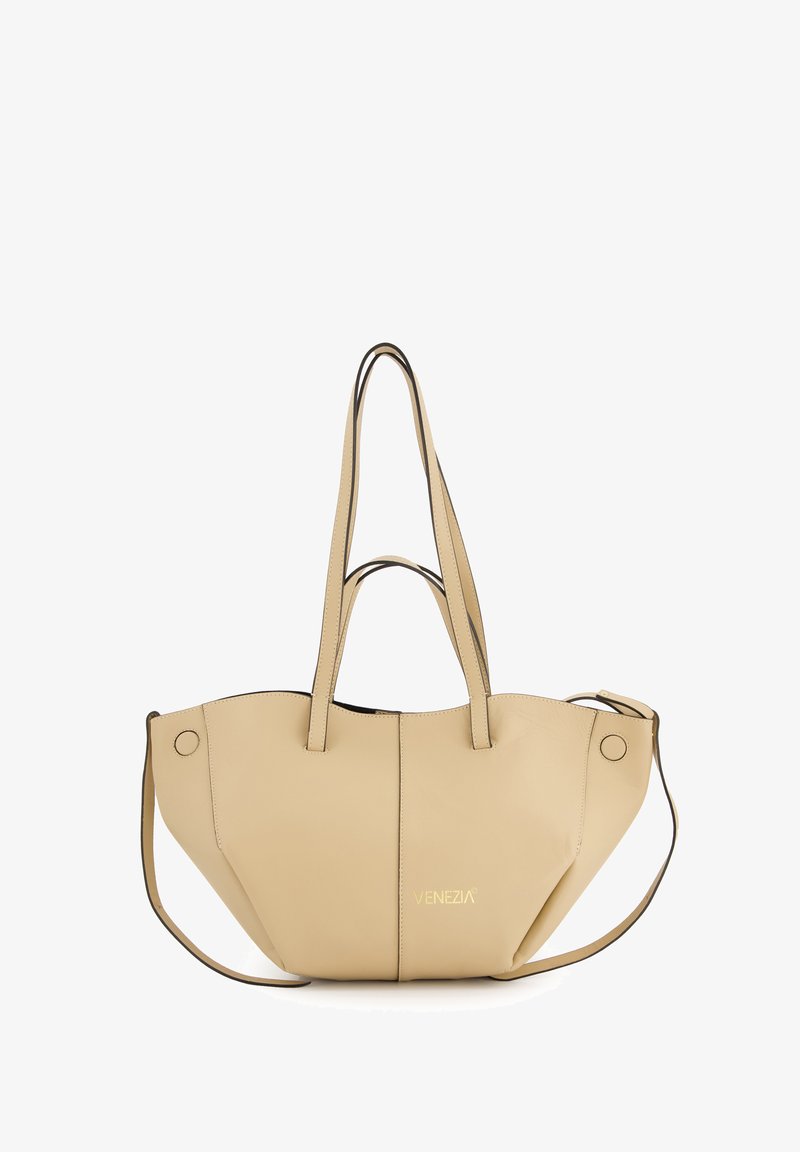 Beige læder tote taske med lange håndtag, sort foer og et guld logo. Har en struktureret form og to runde detaljedel.