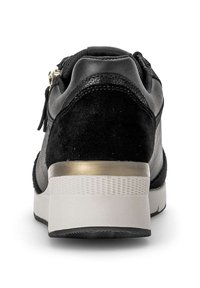 Baskets en suède noir et cuir avec un talon texturé, un accent doré et une semelle noire et blanche à motifs. Comprend un détail de fermeture éclair.