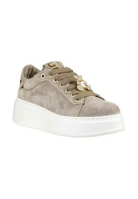 Sneaker in suede beige con suola platform bianca, dettagli in oro e decorazioni di strass sui lacci. Presenta un design a punta tonda.