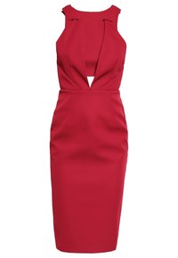 Robe rouge sans manches avec une taille cintrée et un profond décolleté en V à l'avant, s'étendant de l'encolure jusqu'à la taille.