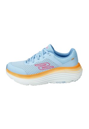 Scarpa sportiva azzurra chiara con suola spessa arancione e bianca, tomaia in mesh, lacci e logo rosa ondulato sul lato.