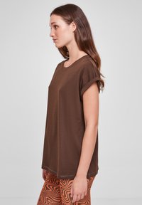 Urban Classics EXTENDED SHOULDER - Camiseta básica - brown