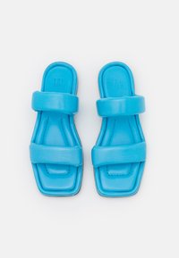 Blå syntetiska halksandaler med två breda remmar och en kvadratisk tådesign. Slät textur med synliga sömdetaljer på remmarna.