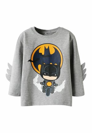 T-shirt gris à manches longues avec un Batman en dessin animé conduisant une moto sous un symbole chauve-souris jaune et noir avec des chauves-souris volant.