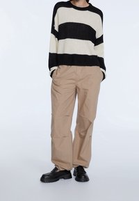 Stradivarius Sweter