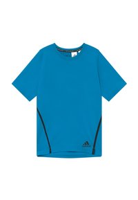 Camiseta deportiva de manga corta en azul vibrante, hecha de tela que absorbe la humedad, con rayas laterales negras y un cuello redondeado.