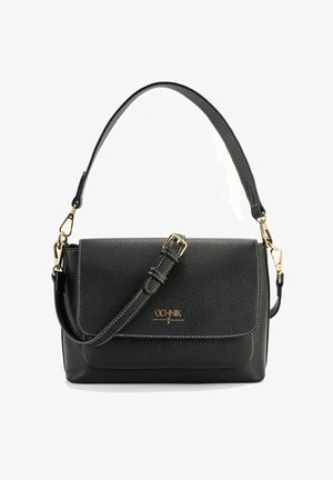 Czarna skórzana torebka o teksturowanym wykończeniu, z detalami w złotym kolorze, regulowanym paskiem i kontrastowym przeszyciem. Przednia klapa z logo.