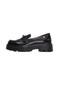 Mocasín de cuero negro con suela de goma texturizada, detalle de nudo decorativo y un pequeño acento redondo plateado en el costado.