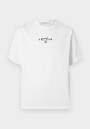Hvit t-skjorte med korte ermer og «Las Vegas Replay 81» tekst trykt i svart på brystet, rund hals, ensfarget design.