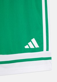 Shorts de sport verts en tissu léger, dotés de rayures blanches et d'un ourlet blanc, avec un accent du logo Adidas en blanc.
