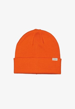 Helle orange Strickmütze mit umgeschlagenem Bündchen und kleinem weißen Etikett, auf dem an der Seite des Bündchens "LINDBERGH" steht.