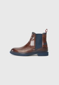 Bottines Chelsea en cuir marron avec des panneaux élastiques latéraux bleu, bout rond, tirette et détails texturés sur le talon et la semelle.