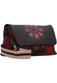 Struktureret sort læder flap taske med rød blomstret stofbund, der har en mønstrets rem med røde og cremefarvede striber.