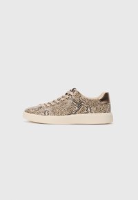 Sneaker beige con un motivo a pelle di serpente strutturato, dotate di chiusura con lacci e un accento metallico liscio sul tallone. Suola in gomma.