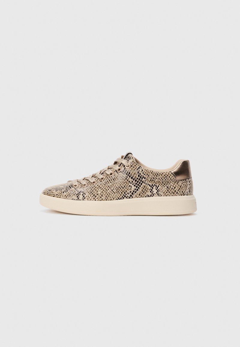Sneaker beige con un motivo a pelle di serpente strutturato, dotate di chiusura con lacci e un accento metallico liscio sul tallone. Suola in gomma.