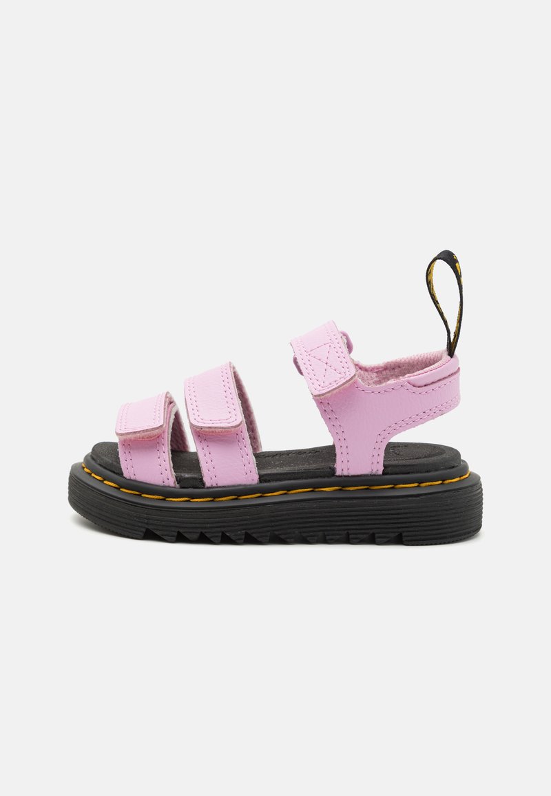 Roza sintetična sandala z nastavljivimi trakovi, oblikovanim podplatom in teksturiranim črnim gumijastim podplatom, ki ima rumene šive.