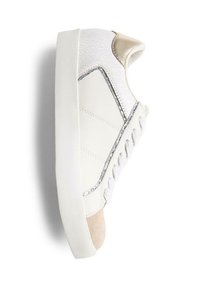 Sneaker bianca con tomaia texturizzata, accenti grigi e tallone beige. Presenta una suola bianca spessa e cuciture decorative lungo i lati.