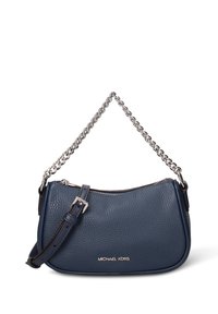 Marineblauwe leren schoudertas met een gestructureerde afwerking, zilveren kettingriem en verstelbare leren riem. Voorzien van een ritssluiting en logo-opdruk.