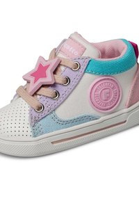 Scarpa da ginnastica multicolore con punta perforata bianca, accento a stella rosa, pannelli dai toni pastello blu e viola, e suola in gomma texturizzata.