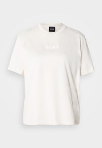 Λευκό βαμβακερό t-shirt με στρογγυλή λαιμόκοψη, κοντά μανίκια και ανάγλυφο λογότυπο «BOSS» στο στήθος. Μαλακή υφή και άνετη εφαρμογή.