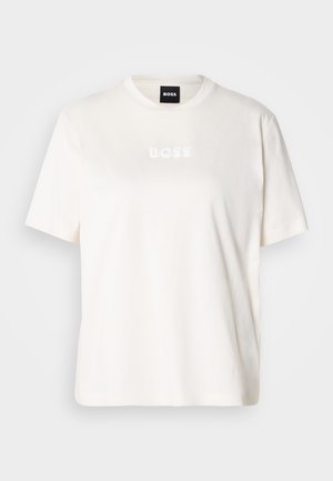 Λευκό βαμβακερό t-shirt με στρογγυλή λαιμόκοψη, κοντά μανίκια και ανάγλυφο λογότυπο «BOSS» στο στήθος. Μαλακή υφή και άνετη εφαρμογή.