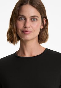 OYSHO LYOCELL BLEND SHORT-SLEEVED CROP - Jednoduché tričko - black