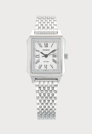 Ασημένιο ρολόι Casio με ορθογώνιο καντράν, λευκό καντράν, μαύρα ρωμαϊκά ψηφία και μεταλλικό μπρασελέ, δείχνει ώρα 10:10:09.