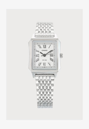 Ασημένιο ρολόι Casio με ορθογώνιο καντράν, λευκό καντράν, μαύρα ρωμαϊκά ψηφία και μεταλλικό μπρασελέ, δείχνει ώρα 10:10:09.
