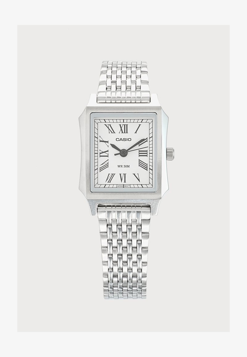 Ασημένιο ρολόι Casio με ορθογώνιο καντράν, λευκό καντράν, μαύρα ρωμαϊκά ψηφία και μεταλλικό μπρασελέ, δείχνει ώρα 10:10:09.