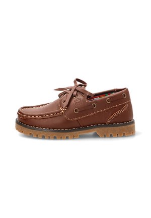 Zapato náutico de cuero marrón con cordones en la parte delantera, costuras de contraste, suela de goma con tacos y forro interior de tela a rayas visible en su interior.