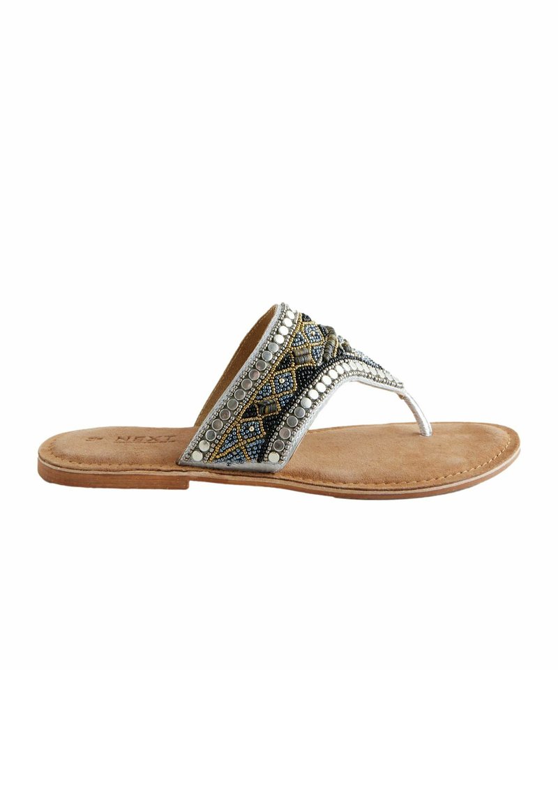 Karoliukais dekoruotas flip-flop tipo sandalai su sidabro ir aukso akcentais, tamsiai mėlynos spalvos raštais, sintetinė viršutinė dalis ir rudos veliūro tipo padais. Plonas lygus padas.