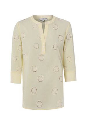 Hellgelbe Bluse mit 3/4-Ärmeln, rundem Ausschnitt, Knöpfen vorne und floralen Cut-Out-Mustern im gesamten Stoff.